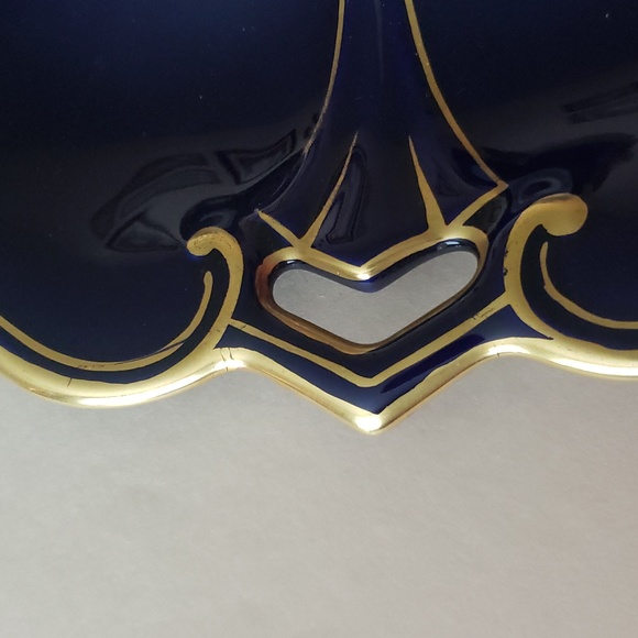 JL Menau cobalt charger with hand painted rose decoration and scalloped edge. - Picture 2 of 4